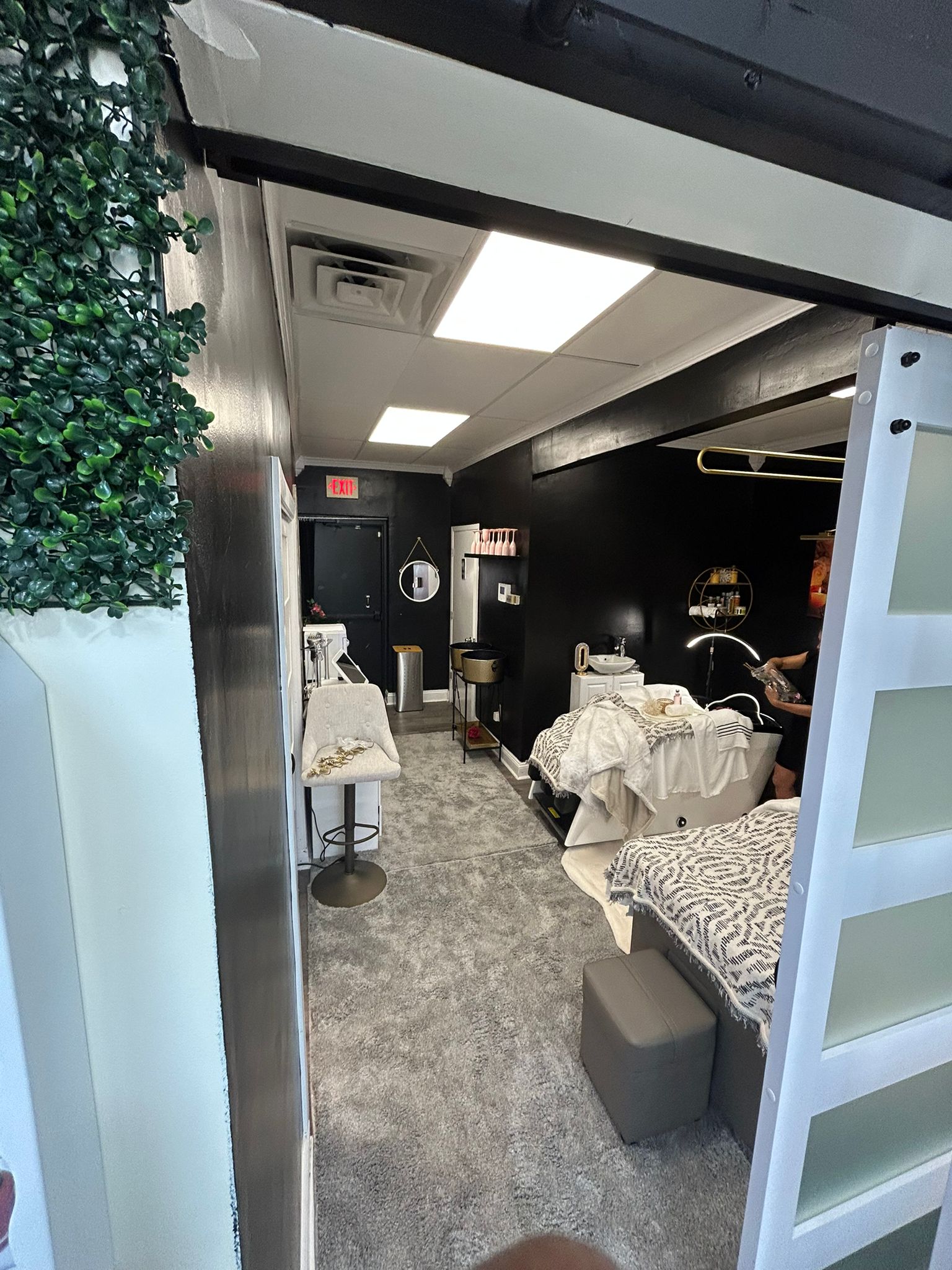 Sinkor private spa room with dark walls, facial bed, and intimate luxury setup